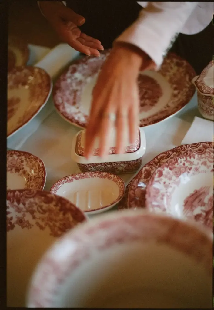 Tragedy and rebirth of La Cartuja's dinnerware: "It is the first time I heard a businessman say he wanted to expand the workforce"