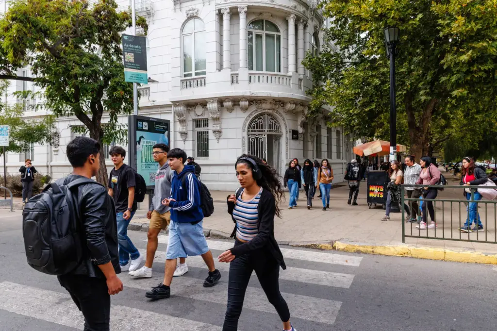Graduates without jobs: when the promise of higher education is not enough to become independent