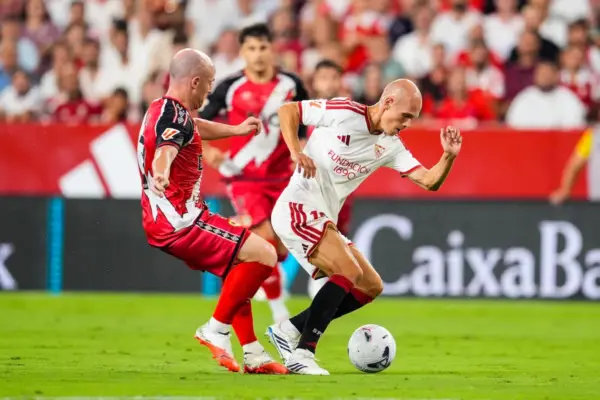 Sevilla comes back with a penalty against a very weak Rayo
