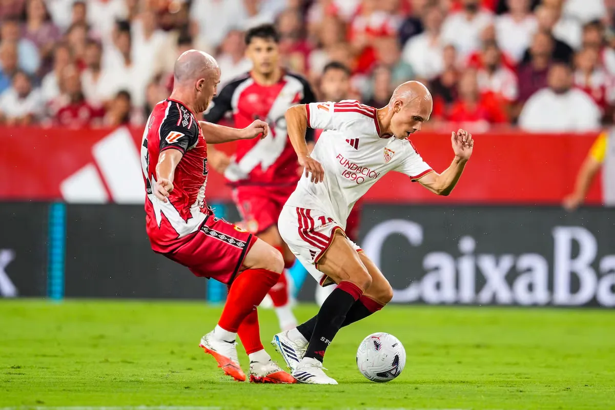 Sevilla comes back with a penalty against a very weak Rayo