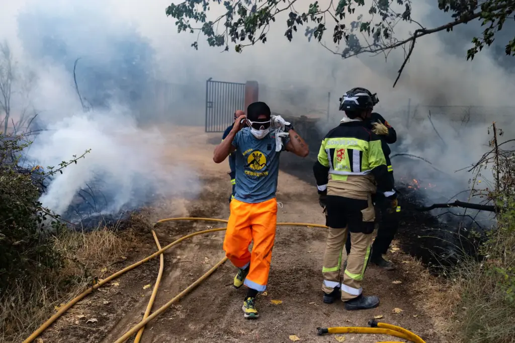 The thousand and one calamities of the firefighters of Castilla y León after the most serious fire in the history of Spain: "It is inhuman"
