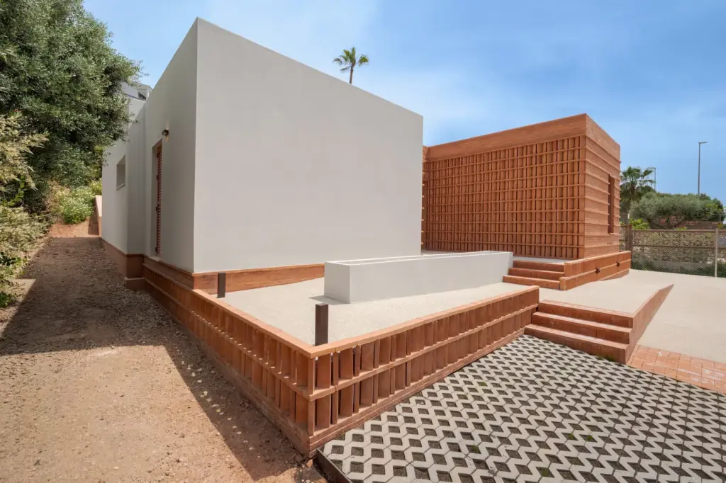 This is Casa Cantal: 15,000 bricks, cross ventilation, and a courtyard against the heat in Málaga