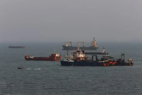 US fires at a Panamanian ship for trying to bypass the blockade of Iranian ports decreed by Trump