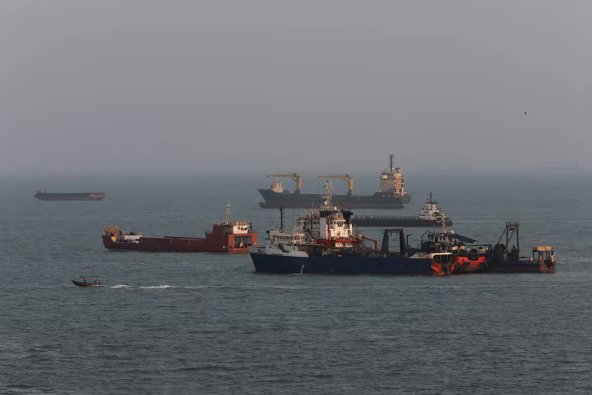 US fires at a Panamanian ship for trying to bypass the blockade of Iranian ports decreed by Trump