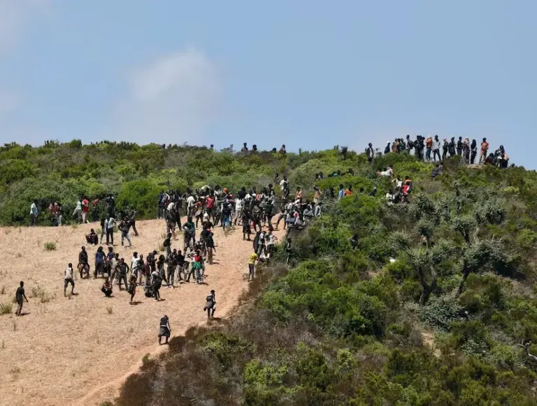 Morocco thwarts the attempt of hundreds of sub-Saharan migrants to reach Ceuta
