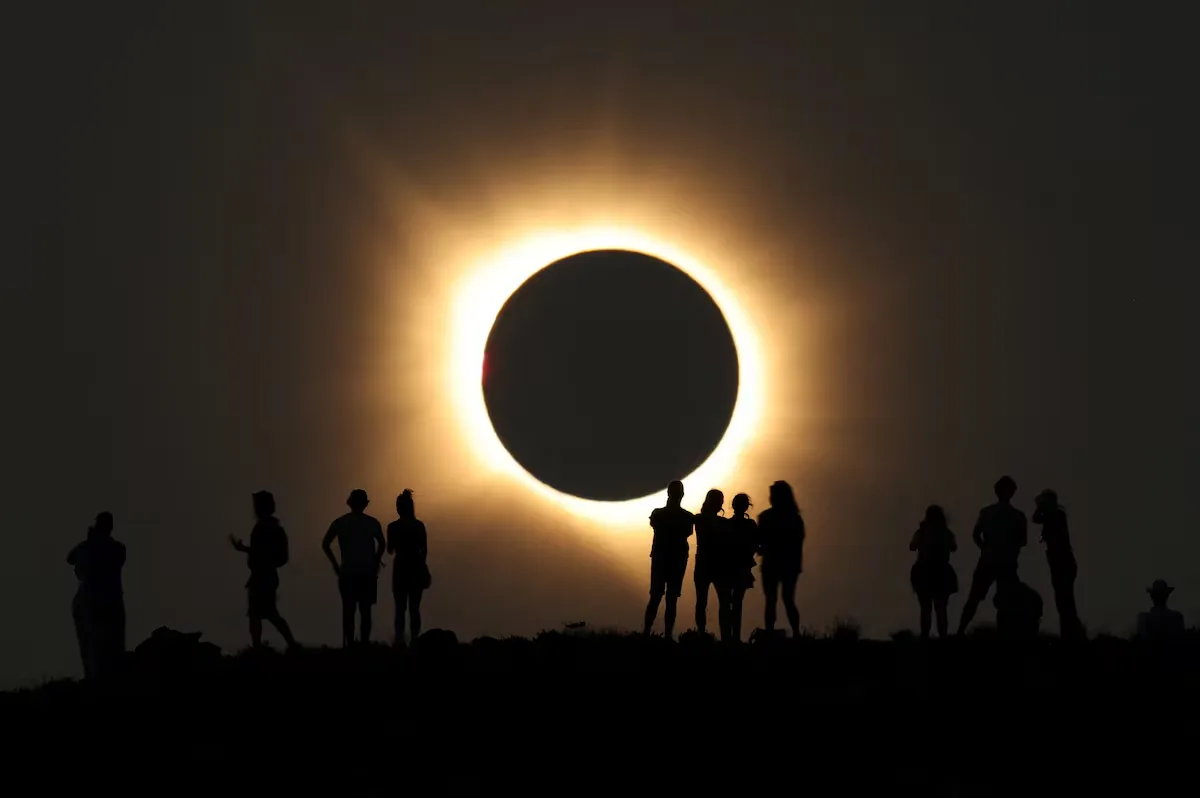 The eclipse conquers the heart of Spain
