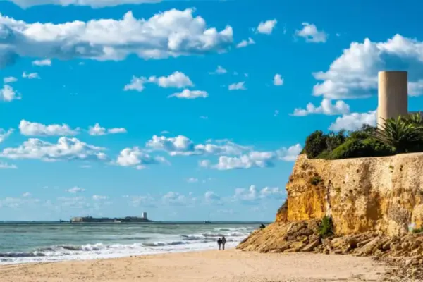 El Pesero: the first beach bar in history emerged from a shipwreck in Cádiz in 1752