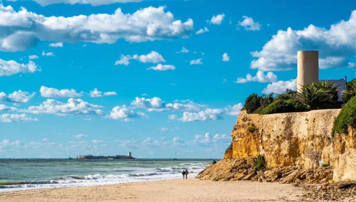 El Pesero: the first beach bar in history emerged from a shipwreck in Cádiz in 1752