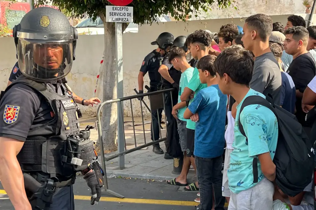 Expansion | Up to 4,000 migrant minors remain on the streets of Ceuta after the massive arrival in July, according to Save the Children