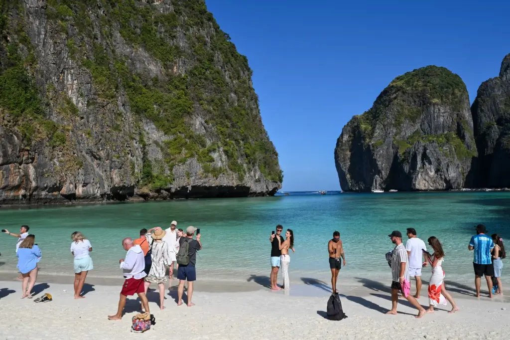 Overrated places: the Phi Phi Islands in Thailand, the earthly paradise that was not