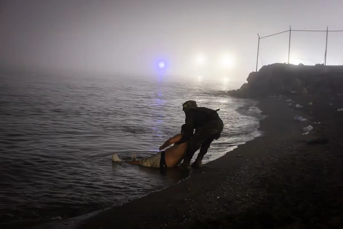 Photographic report | A dawn rescue on El Tarajal beach