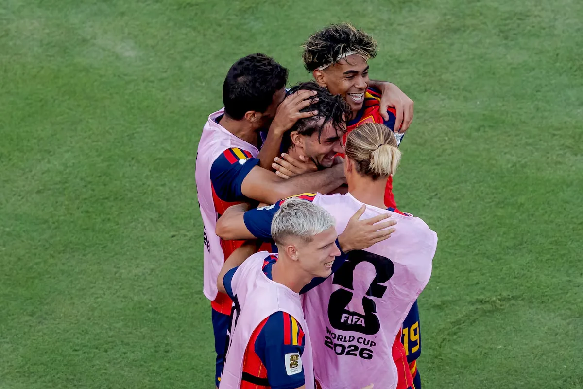 Marcos Llorente, Ferrán Torres and forbidden hugs: men (not only heterosexuals) have an affection problem