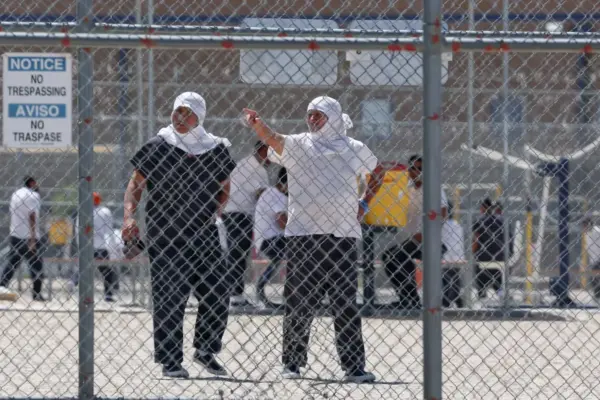 Mexico supports a lawsuit over ICE mistreatment in a California center: pepper spray used to quell complaints and expired food