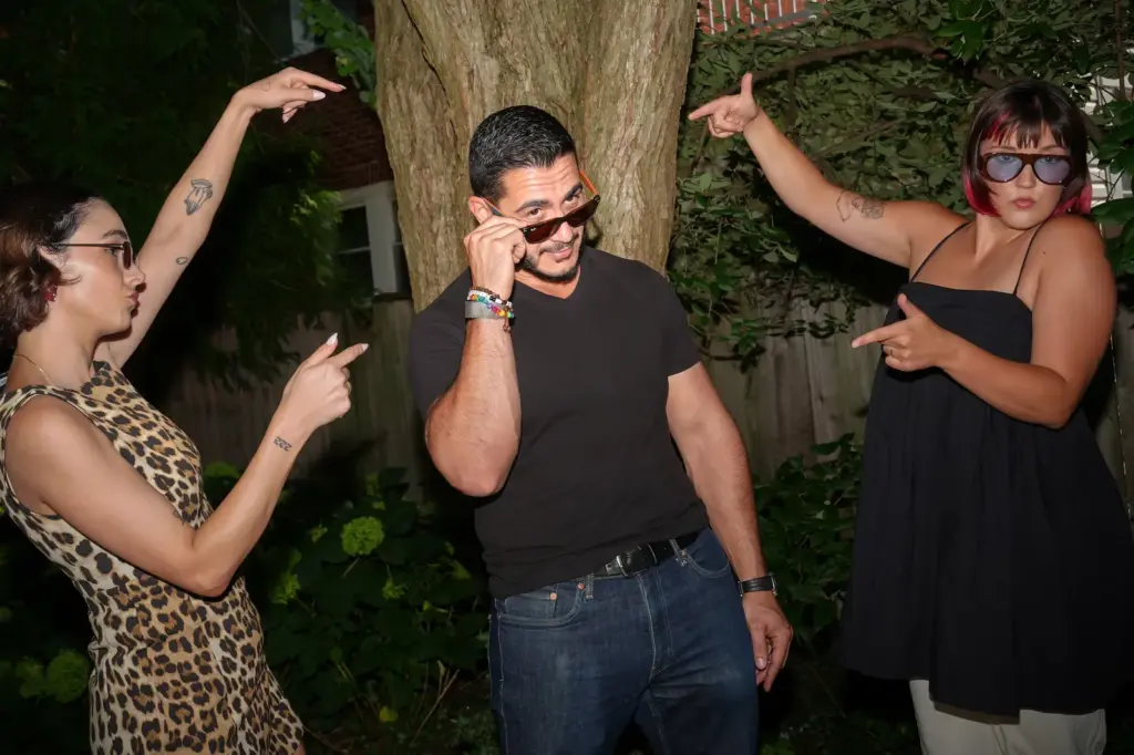 Abdul El-Sayed recorded a video for social media this Monday in Detroit for his campaign in the Democratic primaries on Tuesday.