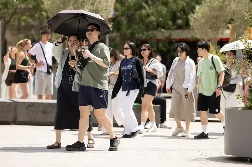 DVD 1238 22/07/2026 - Barcelona - Tourists near the Sagrada Familia protect themselves from the heat with umbrellas and fans. . photo: Massimiliano Minocri