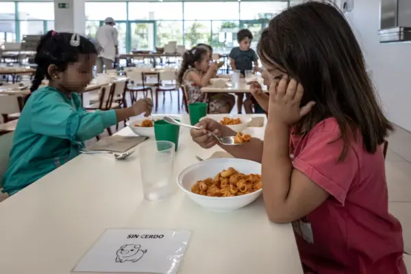 The Vox slogan clashes with reality: the halal menu is not banned in Valencian schools