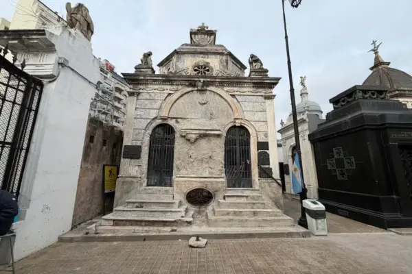 De bóveda aristocrática a café: el Gobierno de Buenos Aires licita viejas tumbas del cementerio de Recoleta