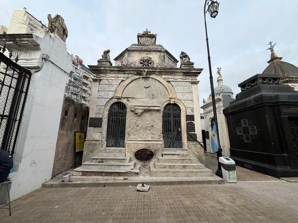 De bóveda aristocrática a café: el Gobierno de Buenos Aires licita viejas tumbas del cementerio de Recoleta