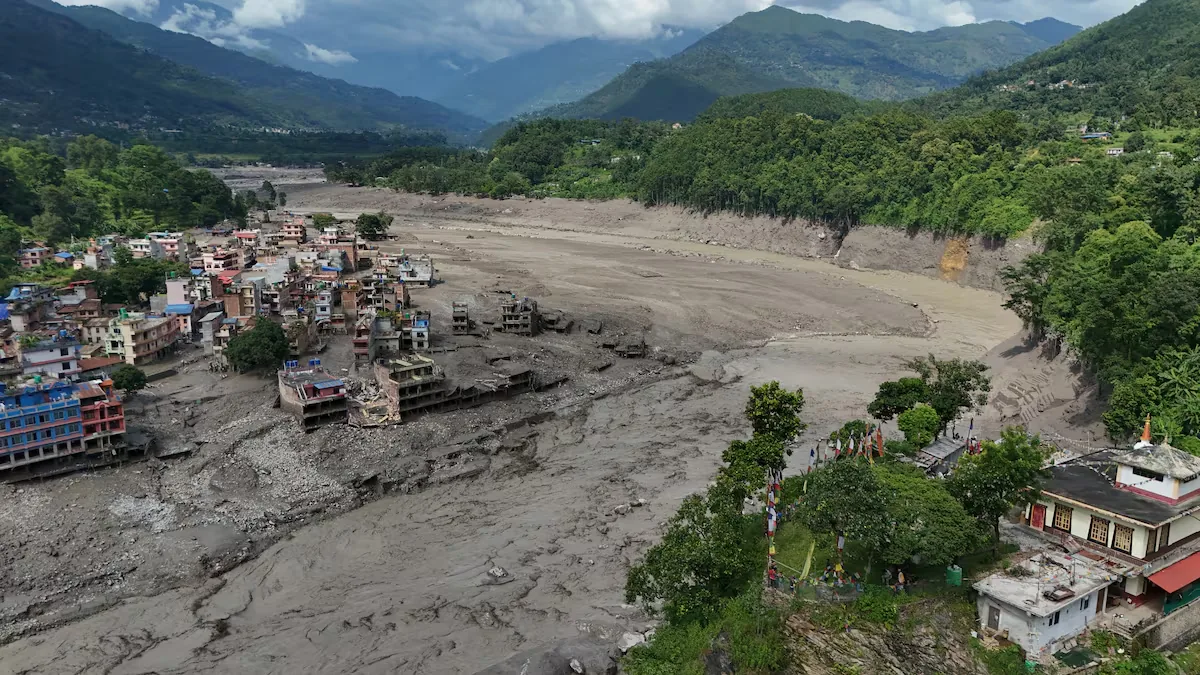 Hundreds missing, including foreigners, due to a severe flood and landslides between Nepal and Tibet