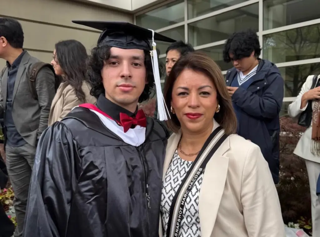 Nora Murillo y uno de sus hijos en el Estado de Washington
