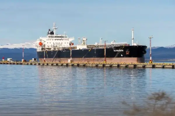 The province of Tierra del Fuego denounces the presence of a British oil tanker in southern Argentina and holds Milei responsible