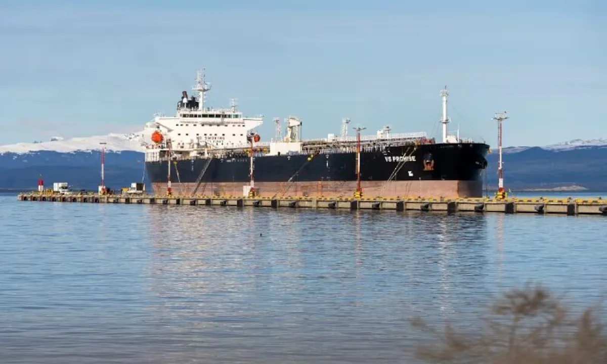 The province of Tierra del Fuego denounces the presence of a British oil tanker in southern Argentina and holds Milei responsible