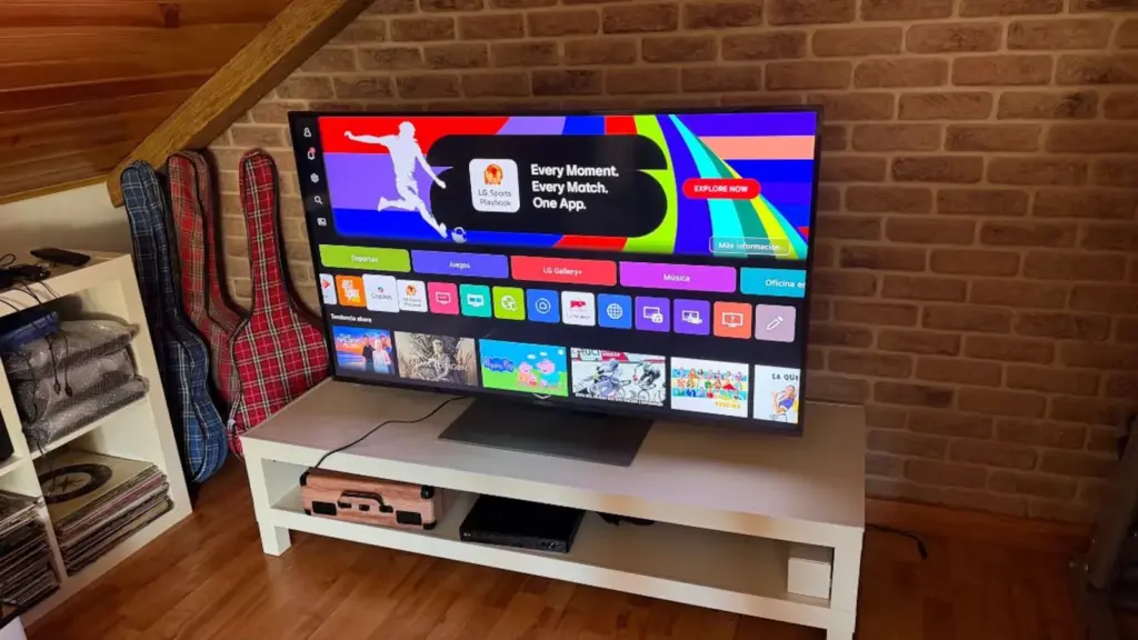 The color treatment in this model is reminiscent of high-end TVs.