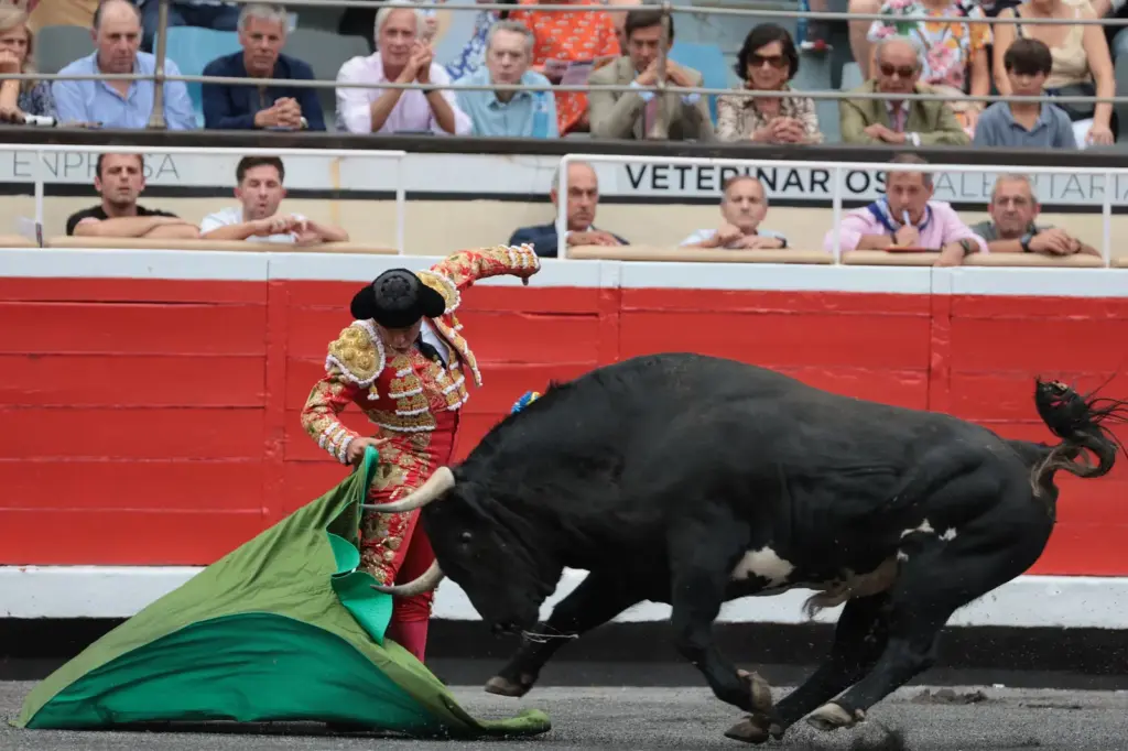 Neither bullfighting nor bravery on an afternoon of unjustified bullfighting exaltation in Bilbao