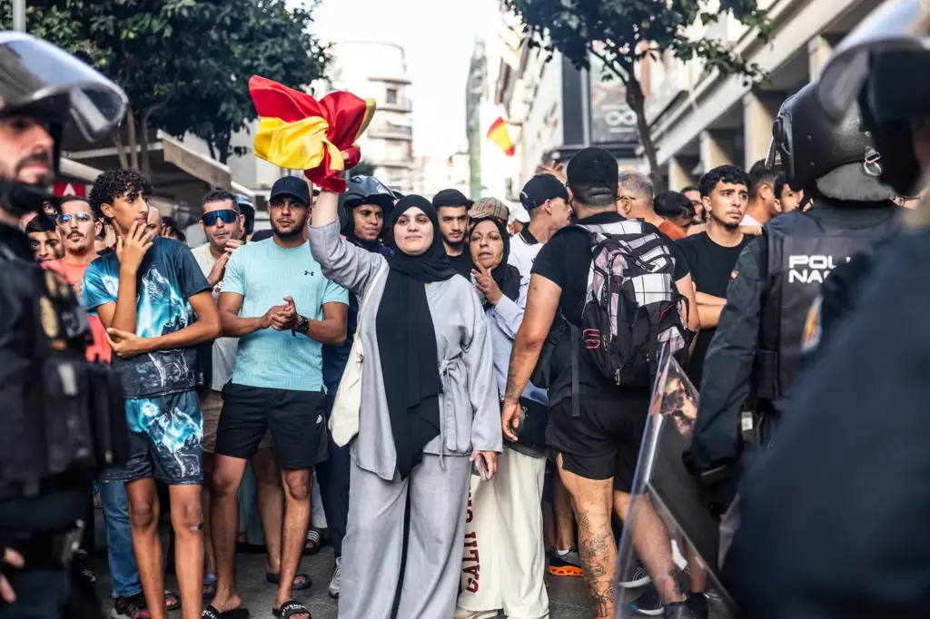 From the veil to the halal menu, this is how Islam has burst into the political battle