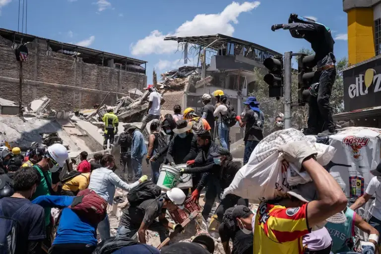 Colombia rallies to rescue earthquake survivors: “Don’t wear yourselves out here, the only sign of life is on the other side”