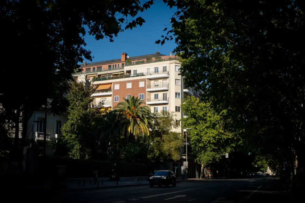 The commission from the Ayuso Government to the luxury real estate agency that sold the penthouse: “Between 250 and 400 meters and a large terrace”