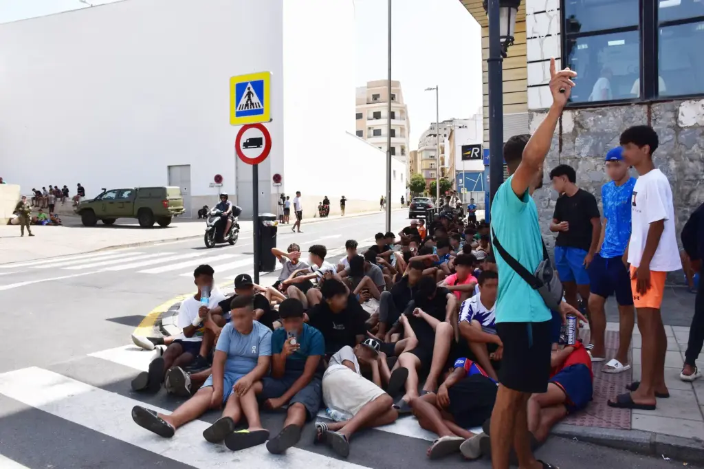 The Government is working on the urgent transfer of 500 migrant girls from Ceuta to the Peninsula