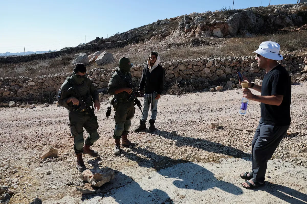 Qusra houses surrounded by Israeli settlers and soldiers: "I feel like I'm in a prison"
