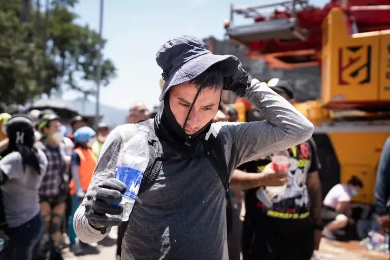 Colombia rallies to rescue earthquake survivors: “Don’t wear yourselves out here, the only sign of life is on the other side”