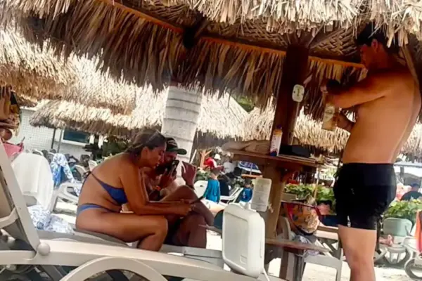 Housing Minister Jaime Beltrán receives a wave of criticism for resting on the beach during the earthquake emergency in Colombia