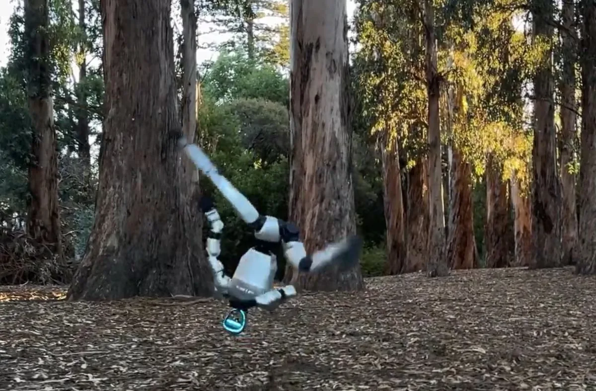 This is how a humanoid robot manages to do a backflip without hands