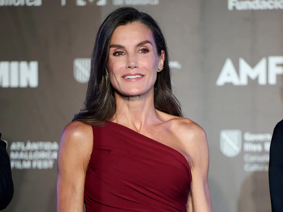 Red, asymmetrical and fitted: Letizia's Carolina Herrera 'look' in Mallorca
