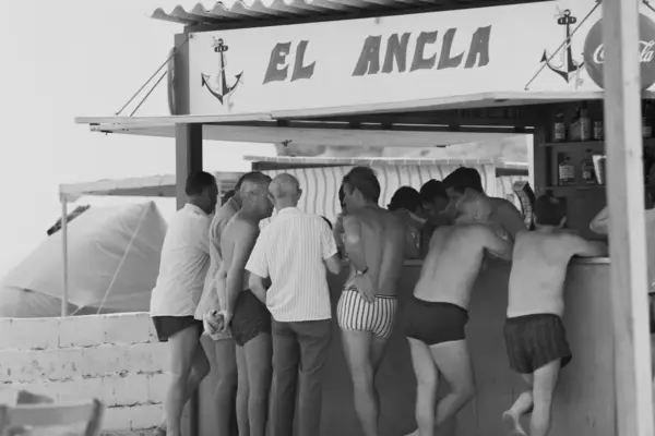 The beach bar, praise and vindication of a popular institution