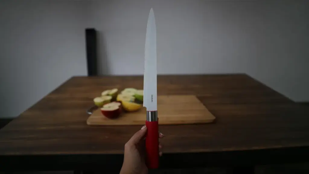 The greater thickness of the Cecotec carving knife makes fine cuts more difficult.