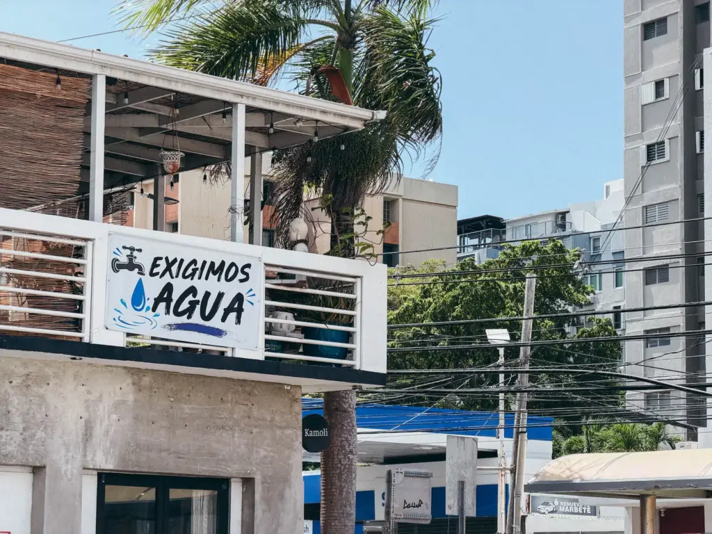 Más de 100 días sin agua: la crisis que golpea a miles en Puerto Rico, además de los apagones
