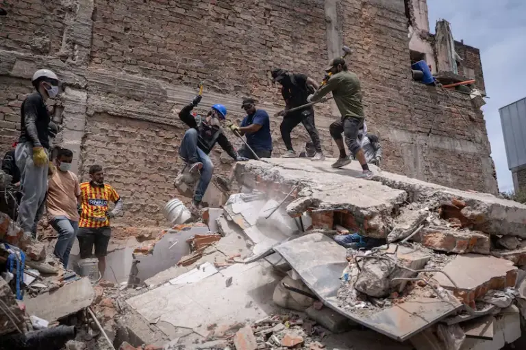 Families and rescuers question decisions of local authorities after the earthquake in Colombia