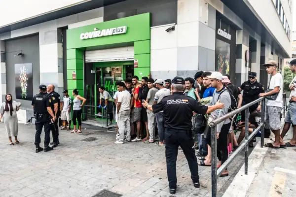 Latest news on immigrant entry to Ceuta, live | Ceuta tries to regain normality with police and military controls on the streets