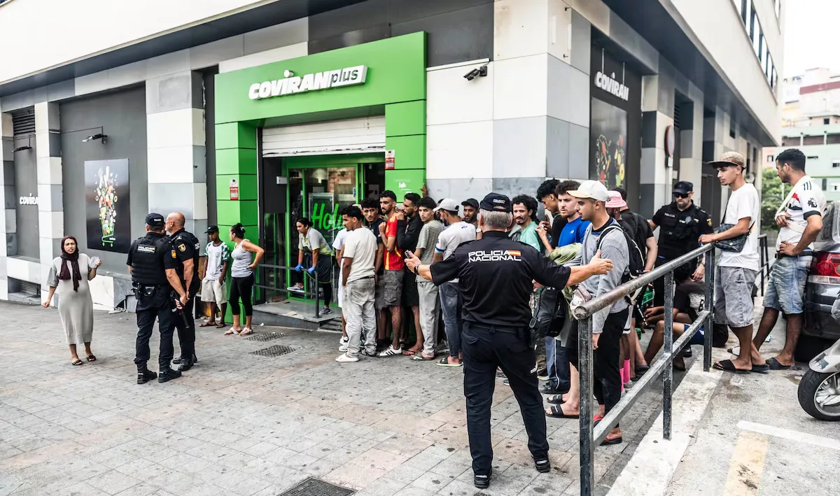 Latest news on immigrant entry to Ceuta, live | Ceuta tries to regain normality with police and military controls on the streets