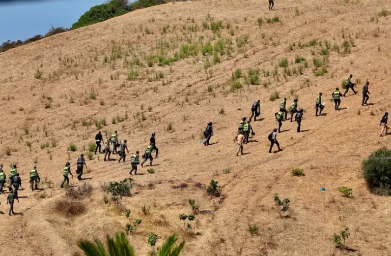 Morocco thwarts the attempt of hundreds of sub-Saharan migrants to reach Ceuta