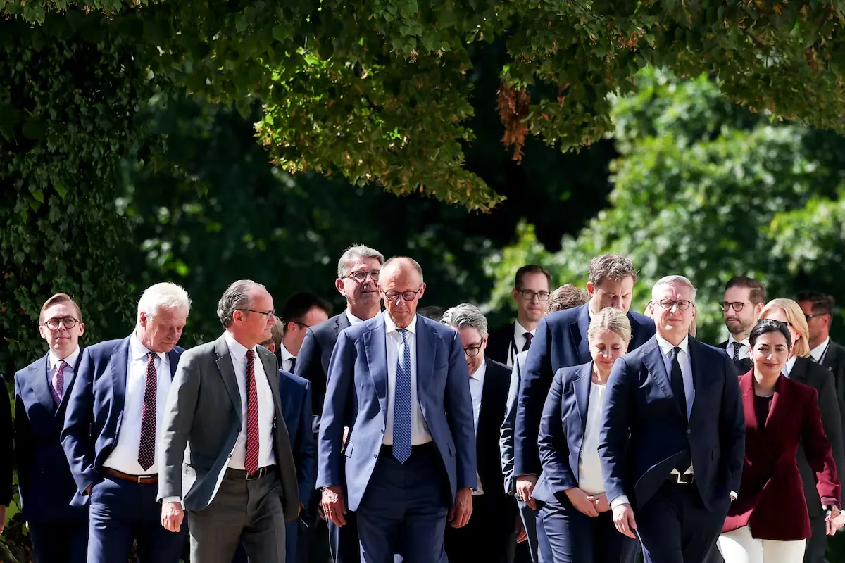 Christian Democrats and Social Democrats conspire to maintain the coalition with their leaders on the tightrope