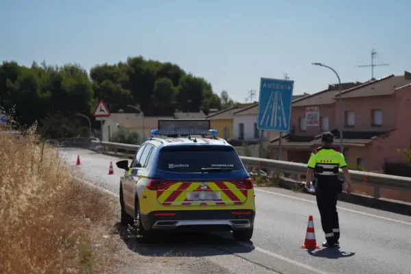 Five injured, three of them in critical condition, after a car overturns on a rural road in Lleida