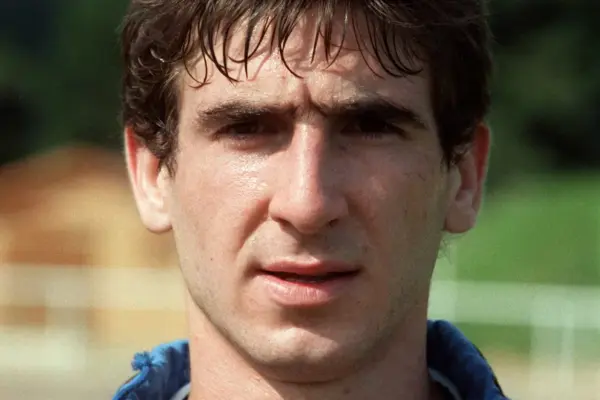 “Le tenía que haber dado más fuerte”: Éric Cantona, el futbolista que convirtió una patada a un racista en un evento social