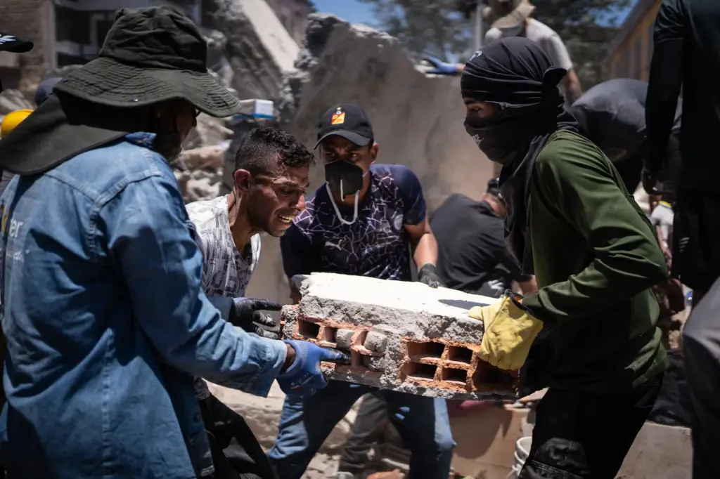 Colombia rallies to rescue earthquake survivors: “Don’t wear yourselves out here, the only sign of life is on the other side”