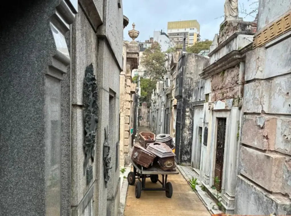 De bóveda aristocrática a café: el Gobierno de Buenos Aires licita viejas tumbas del cementerio de Recoleta