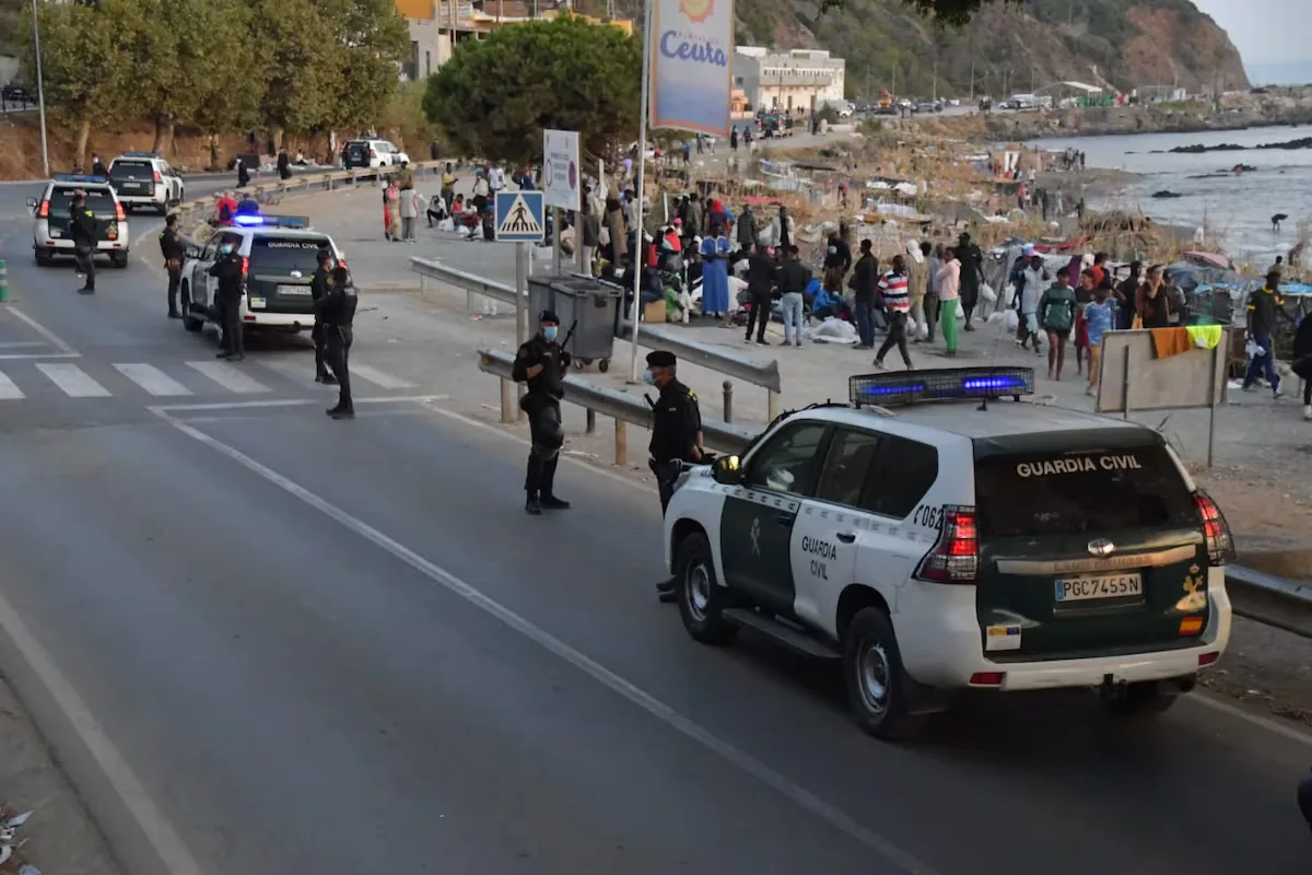 Latest news on immigrant entry to Ceuta, live | Eviction of migrants from El Trampolín beach begins and their transfer to two designated areas
